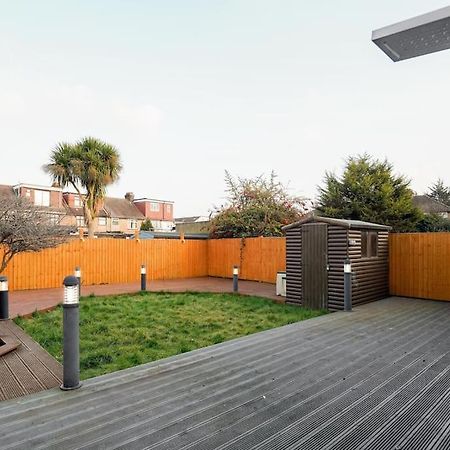 Beautiful 4 Bed Immaculate Condition Refurbished Property Romford Extérieur photo