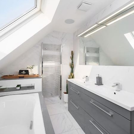 Beautiful 4 Bed Immaculate Condition Refurbished Property Romford Extérieur photo