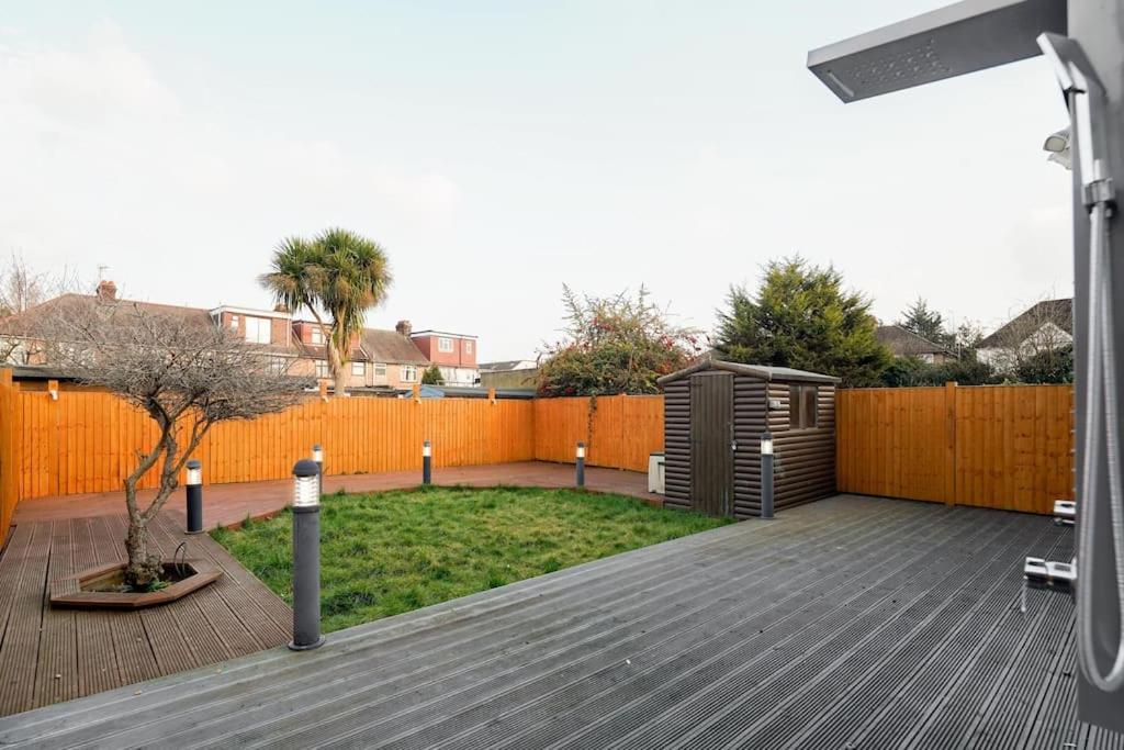 Beautiful 4 Bed Immaculate Condition Refurbished Property Romford Extérieur photo