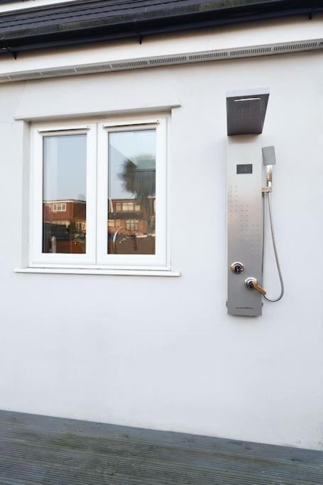 Beautiful 4 Bed Immaculate Condition Refurbished Property Romford Extérieur photo