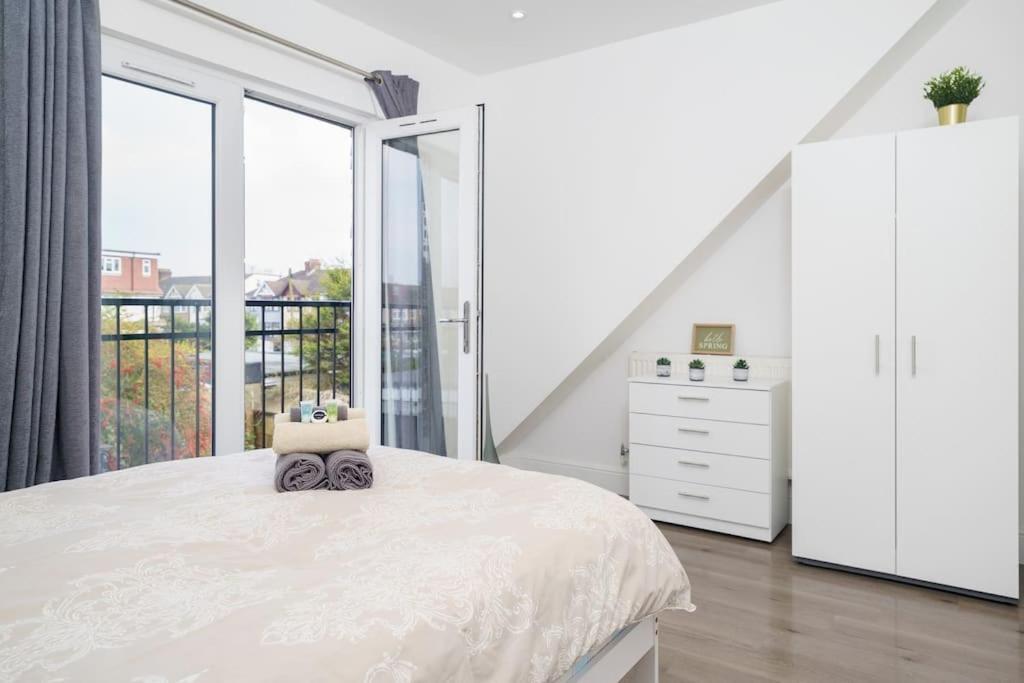 Beautiful 4 Bed Immaculate Condition Refurbished Property Romford Extérieur photo