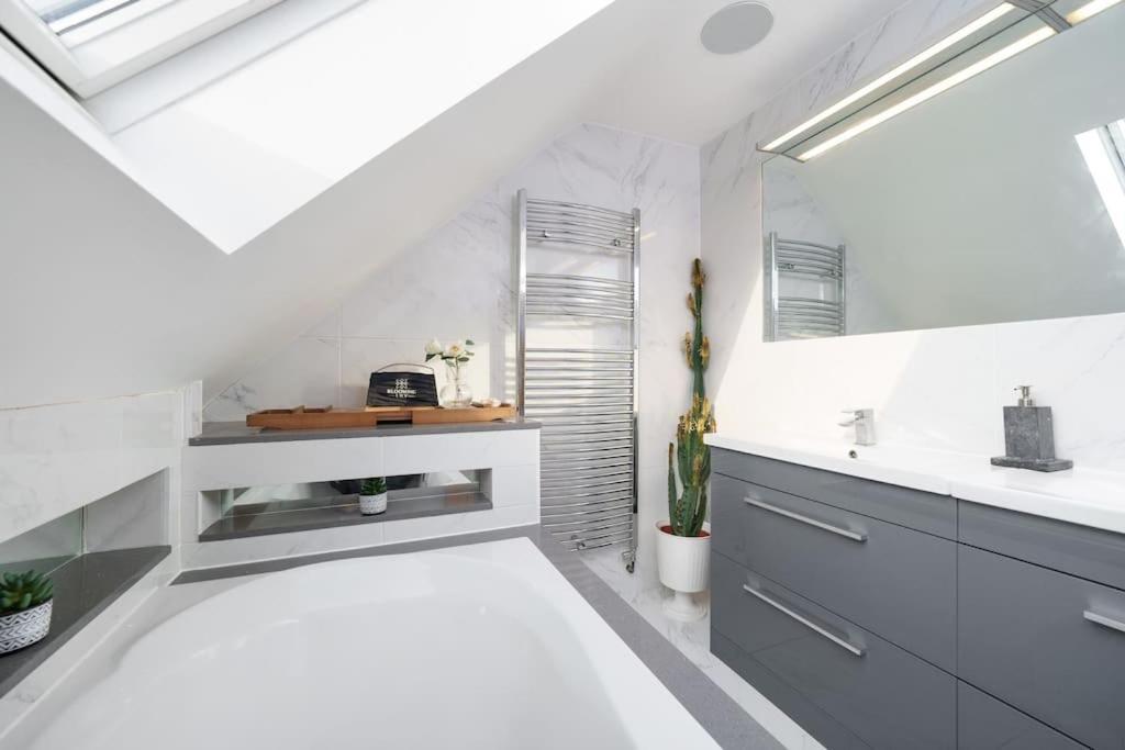 Beautiful 4 Bed Immaculate Condition Refurbished Property Romford Extérieur photo