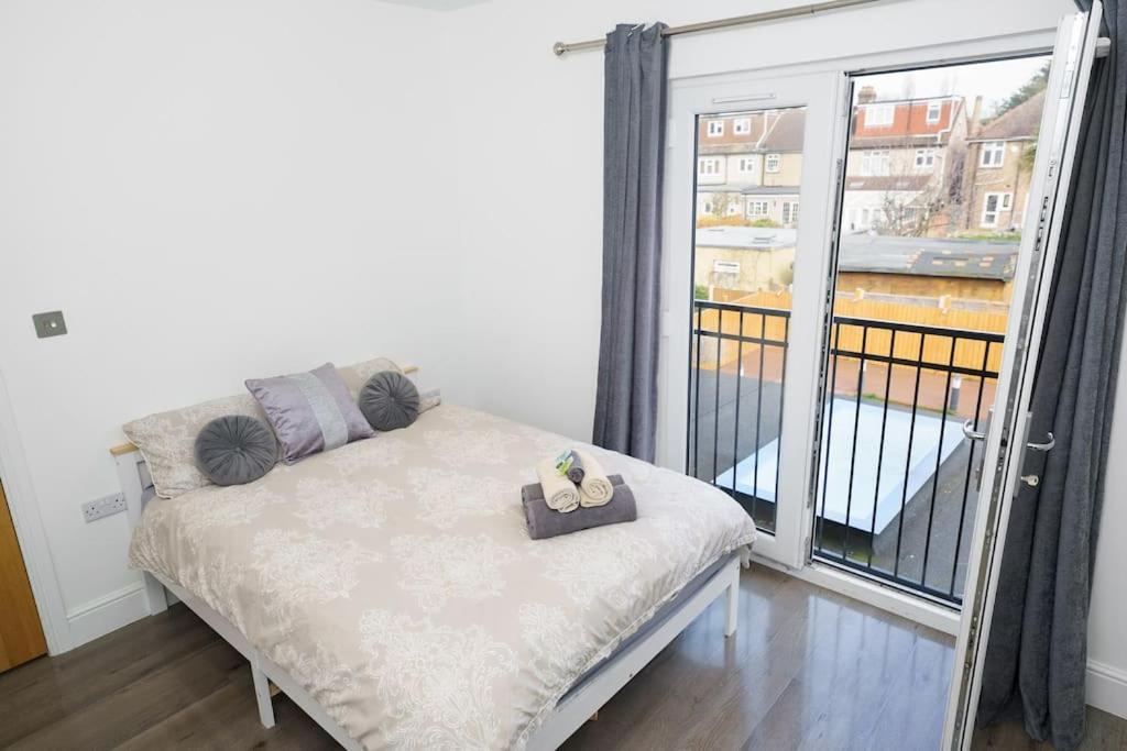 Beautiful 4 Bed Immaculate Condition Refurbished Property Romford Extérieur photo